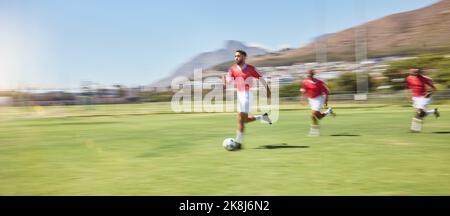 Sport-, Jugend-Entwicklung und Fußballspieler laufen auf dem Feld mit Ball für Spiel, Tore und gewinnen. Fußball, Teamarbeit und ein Trainingsspiel auf dem Stockfoto