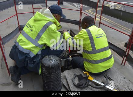 Datei-Foto vom 03/10/18 von Glasfaser-Breitband-Ingenieuren von Openreach, dem Infrastrukturbereich von BT, arbeitet an einer Glasfaserkabelverbindung im Zentrum von London, während BT- und Openreach-Mitarbeiter am Montag in einem lang andauern Lohnstreit einen neuen Streik ausübten. Mitglieder der Communication Workers Union (CWU), darunter 999 Anrufabwickler, werden nach einer Welle von Unterbrechungen in den letzten Wochen 24 Stunden auslaufen. Der Generalsekretär der CWU, Dave ward, sagte, seine Mitglieder würden weiterhin entschlossen sein, die Maßnahmen fortzusetzen, und fügte hinzu: „Wir werden nie davon weggehen.“ Ausgabedatum: Montag, 24. Oktober 2022. Stockfoto