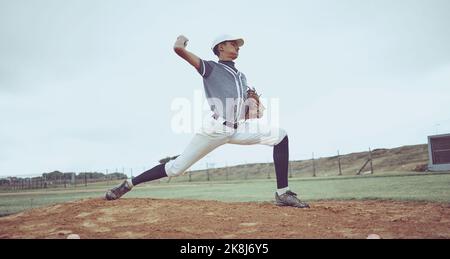 Sportspiel, Baseballfeld und Mann werfen Ball im Wettbewerb, Praxis Match oder Pitcher Training Workout. Softballspieler, Schmutzfeld oder Athlet Stockfoto