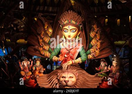 Göttin Ma Durga Idol in Kalkutta Pandels für den Besucher während des Kalkutta Durga Puja Festivals Stockfoto