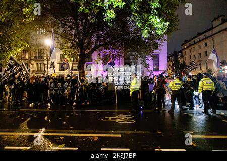 London, Großbritannien. 23. Oktober 2022. Demonstranten halten während einer Versammlung der anti-chinesischen kommunistischen Partei in London Flaggen fest. Hunderte von Menschen marschierten unter einem Regensturm von der Downing Street über Chinatown zur chinesischen Botschaft in London, um gegen den Angriffsvorfall zu protestieren, bei dem ein Hongkonger Protestler Bob Chan, Man sah, wie sie am 17. Oktober 2022 auf dem Gelände eines chinesischen Konsulats in Manchester von Mitarbeitern geschlagen wurde. (Foto von May James/SOPA Images/Sipa USA) Quelle: SIPA USA/Alamy Live News Stockfoto