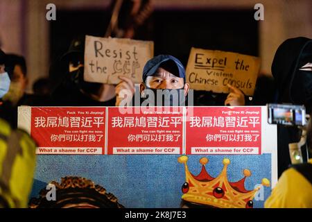 London, Großbritannien. 23. Oktober 2022. Demonstranten halten Plakate vor der chinesischen Botschaft während einer Versammlung der antichinesischen kommunistischen Partei in London. Hunderte von Menschen marschierten unter einem Regensturm von der Downing Street über Chinatown zur chinesischen Botschaft in London, um gegen den Angriffsvorfall zu protestieren, bei dem ein Hongkonger Protestler Bob Chan, Man sah, wie sie am 17. Oktober 2022 auf dem Gelände eines chinesischen Konsulats in Manchester von Mitarbeitern geschlagen wurde. (Foto von May James/SOPA Images/Sipa USA) Quelle: SIPA USA/Alamy Live News Stockfoto