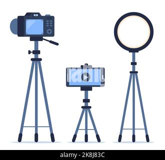 Kamera, Smartphone und Ringlicht auf Stativen. Set von Gadgets für die Aufnahme von Fotos und Videos, Video-Streaming. Technik für Blogger und Fotografen Stock Vektor