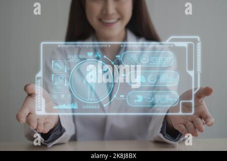 Ein asiatischer Arzt besucht online einen Patienten auf dem internet-Anwendung und notieren Sie sich die Symptome und Erklären Sie, wie die anfänglichen Diseas behandelt werden Stockfoto