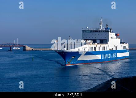 Grimaldi Lines Eurocargo Venezia RO-RO Schiff in Grand Harbour vor dem Start des Middle Sea Race und Schließung des Hafens für mehrere Stunden Stockfoto