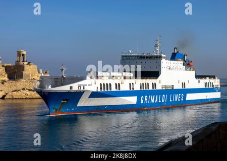 Grimaldi Lines Eurocargo Venezia RO-RO Schiff in Grand Harbour vor dem Start des Middle Sea Race und Schließung des Hafens für mehrere Stunden Stockfoto