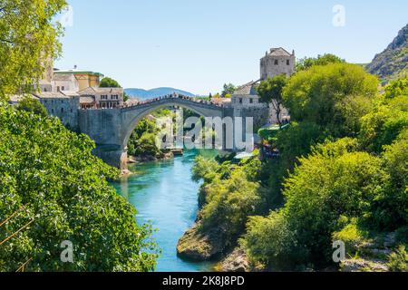 Mostar, Bosnien-Herzegowina - 20. september 2022: Historische Mostar-Brücke auch bekannt als Stari Most oder Alte Brücke in Mostar, Bosnien und Herzegowina Stockfoto