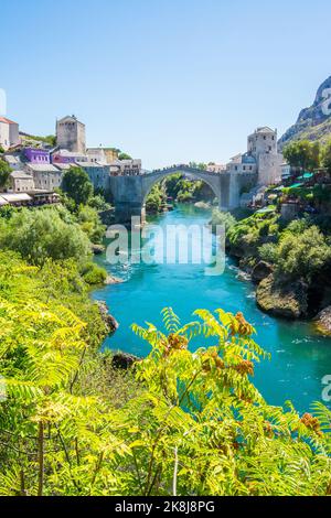 Mostar, Bosnien-Herzegowina - 20. september 2022: Historische Mostar-Brücke auch bekannt als Stari Most oder Alte Brücke in Mostar, Bosnien und Herzegowina Stockfoto