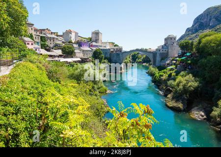 Mostar, Bosnien-Herzegowina - 20. september 2022: Historische Mostar-Brücke auch bekannt als Stari Most oder Alte Brücke in Mostar, Bosnien und Herzegowina Stockfoto