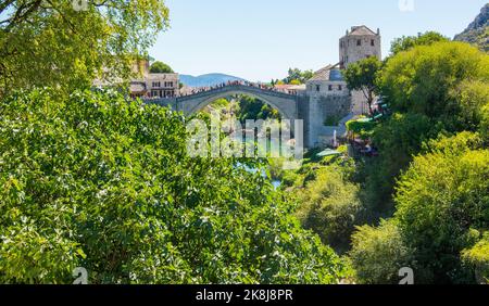 Mostar, Bosnien-Herzegowina - 20. september 2022: Historische Mostar-Brücke auch bekannt als Stari Most oder Alte Brücke in Mostar, Bosnien und Herzegowina Stockfoto