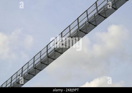 Tibetische Brücke am Himmel, Detail, Sicherheit, Unsicherheit, abstraktes Konzept Stockfoto