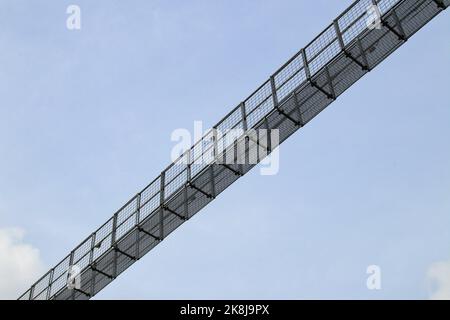 Tibetische Brücke am Himmel, Detail, Sicherheit, Unsicherheit, abstraktes Konzept Stockfoto