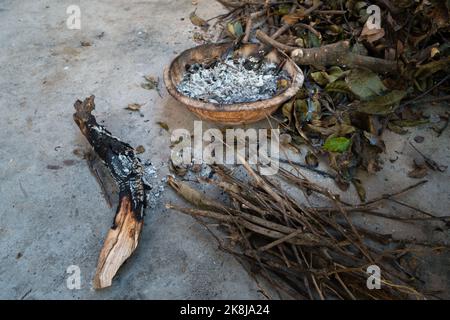 Nahaufnahme eines Feuertopfes mit Holzaschen während der Wintersaison. Uttarakhand Indien. Stockfoto