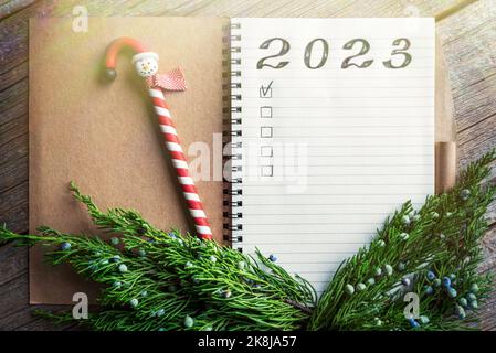 Die Inschrift 2023 ist in einem Notizbuch geschrieben. Stockfoto