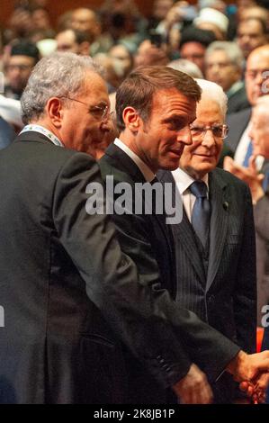 Italien, Rom, 22/10/23 . von links: Marco Impagliazzo, Emmanuel Macron, Sergio Mattarella, Crad. Angelo De Donatis und Antonio Tajani nehmen an der Eröffnungsfeier des internationalen Friedenstreffens Teil, das von der Gemeinschaft Sant' Egidio mit dem Titel "der Schrei für den Frieden" im Kongresszentrum La Nuvola organisiert wurde.Italia, Roma, 22/10/23 . da sinistra: Marco Impagliazzo, Emmanuel Macron, Sergio Mattarella, Card. Angelo De Donatis e Antonio Tajani, assistono alla cerimonia di apertura dell'incontro internazionale per la Pace organizzato dalla Comunità di Sant'Egidio dal titolo 'Il grido Stockfoto