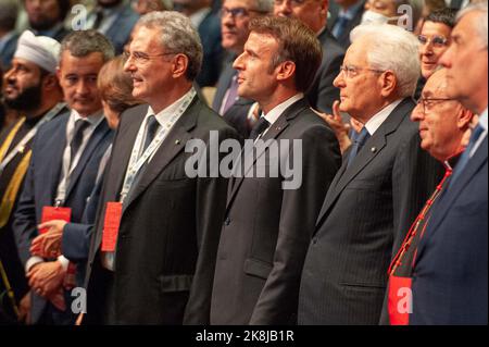 Italien, Rom, 22/10/23 . von links: Marco Impagliazzo, Emmanuel Macron, Sergio Mattarella, Crad. Angelo De Donatis und Antonio Tajani nehmen an der Eröffnungsfeier des internationalen Friedenstreffens Teil, das von der Gemeinschaft Sant' Egidio mit dem Titel "der Schrei für den Frieden" im Kongresszentrum La Nuvola organisiert wurde.Italia, Roma, 22/10/23 . da sinistra: Marco Impagliazzo, Emmanuel Macron, Sergio Mattarella, Card. Angelo De Donatis e Antonio Tajani, assistono alla cerimonia di apertura dell'incontro internazionale per la Pace organizzato dalla Comunità di Sant'Egidio dal titolo 'Il grido Stockfoto