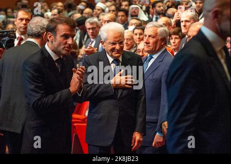 Italien, Rom, 22/10/23 . von links: Marco Impagliazzo, Emmanuel Macron, Sergio Mattarella, Crad. Angelo De Donatis und Antonio Tajani nehmen an der Eröffnungsfeier des internationalen Friedenstreffens Teil, das von der Gemeinschaft Sant' Egidio mit dem Titel "der Schrei für den Frieden" im Kongresszentrum La Nuvola organisiert wurde.Italia, Roma, 22/10/23 . da sinistra: Marco Impagliazzo, Emmanuel Macron, Sergio Mattarella, Card. Angelo De Donatis e Antonio Tajani, assistono alla cerimonia di apertura dell'incontro internazionale per la Pace organizzato dalla Comunità di Sant'Egidio dal titolo 'Il grido Stockfoto