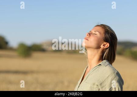 Schöne Frau atmen frische Luft in einem ländlichen Feld Stockfoto