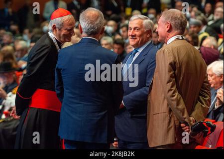 Italien, Rom, 22/10/23 . von links: Karte. Matteo Zuppi und Antonio Tajani nehmen an der Veranstaltung Teil, bevor sie während der Eröffnungszeremonie des von der Gemeinschaft Sant' Egidio organisierten internationalen Friedenstreffens mit dem Titel "der Schrei für den Frieden" im Kongresszentrum La Nuvola sprechen.Italia, Roma, 22/10/23 . da sinistra: Il Card. Matteo Zuppi e Antonio Tajani, prima di intervenire alla cerimonia di apertura dell'incontro internazionale per la Pace organizzato dalla Comunità di Sant'Egidio dal titolo 'Il grido della Pace' presso il Centro congressi La Nuvola. Foto von Massimiliano MIGLIORATO/Catholic Press Stockfoto