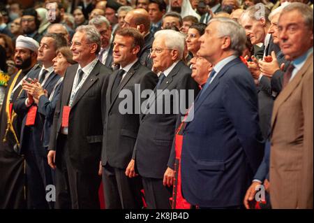 Italien, Rom, 22/10/23 . von links: Marco Impagliazzo, Emmanuel Macron, Sergio Mattarella, Crad. Angelo De Donatis und Antonio Tajani nehmen an der Eröffnungsfeier des internationalen Friedenstreffens Teil, das von der Gemeinschaft Sant' Egidio mit dem Titel "der Schrei für den Frieden" im Kongresszentrum La Nuvola organisiert wurde.Italia, Roma, 22/10/23 . da sinistra: Marco Impagliazzo, Emmanuel Macron, Sergio Mattarella, Card. Angelo De Donatis e Antonio Tajani, assistono alla cerimonia di apertura dell'incontro internazionale per la Pace organizzato dalla Comunità di Sant'Egidio dal titolo 'Il grido Stockfoto