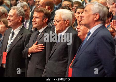 Italien, Rom, 22/10/23 . von links: Marco Impagliazzo, Emmanuel Macron, Sergio Mattarella, Crad. Angelo De Donatis und Antonio Tajani nehmen an der Eröffnungsfeier des internationalen Friedenstreffens Teil, das von der Gemeinschaft Sant' Egidio mit dem Titel "der Schrei für den Frieden" im Kongresszentrum La Nuvola organisiert wurde.Italia, Roma, 22/10/23 . da sinistra: Marco Impagliazzo, Emmanuel Macron, Sergio Mattarella, Card. Angelo De Donatis e Antonio Tajani, assistono alla cerimonia di apertura dell'incontro internazionale per la Pace organizzato dalla Comunità di Sant'Egidio dal titolo 'Il grido Stockfoto