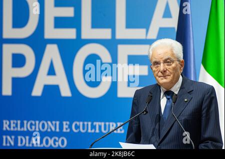 Italien, Rom, 22/10/23 . Sergio Mattarella, Präsident der Italienischen Republik, hält seine Rede während der Eröffnungszeremonie des internationalen Friedenstreffens, das von der Gemeinschaft Sant'Egidio mit dem Titel "der Schrei für den Frieden" im Kongresszentrum La Nuvola organisiert wurde.Italia, Roma, 22/10/23 . Il Presidente della Repubblica Sergio Mattarella pronuncia il suo discorso durante la cerimonia di apertura dell'incontro internazionale per la Pace organizzato dalla Comunità di Sant'Egidio dal titolo 'Il grido della Pace' presso il Centro congressi La Nuvola. Foto von Massimiliano MIGLIORATO/Cathol Stockfoto