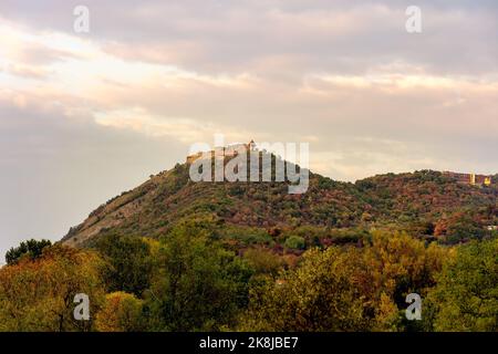 Schloss Visegard auf dem Hügel in Ungarn an der Donauknie mit Pilis Bergen und Hügeln Stockfoto