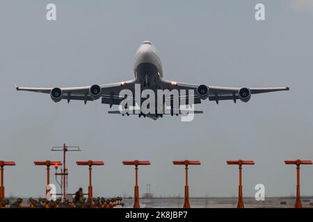 Richmond, British Columbia, Kanada. 23. Oktober 2022. Ein Lufthansa Boeing 747-400-Jetliner (D-ABTL) fährt vom internationalen Flughafen Vancouver ab. (Bild: © Bayne Stanley/ZUMA Press Wire) Stockfoto