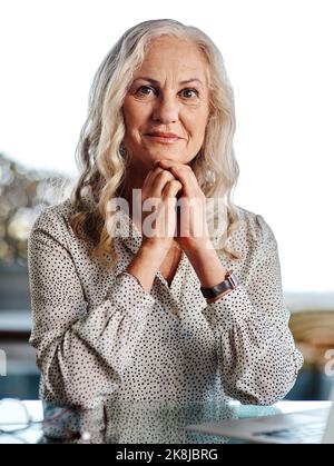 Es liegt an Ihnen, die Arbeit von zu Hause aus zu machen. Beschnittenes Porträt einer attraktiven Geschäftsfrau, die von zu Hause aus arbeitet. Stockfoto