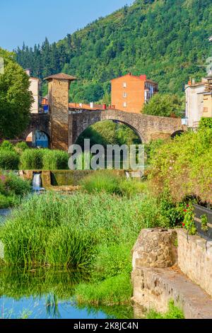 Malerischer Blick auf einen Fluss mit einer alten Steinbrücke. Puente Viejo, Balmaseda, Spanien Stockfoto