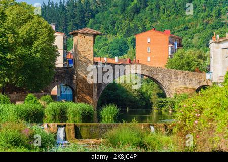 Malerischer Blick auf einen Fluss mit einer alten Steinbrücke. Puente Viejo, Balmaseda, Spanien Stockfoto