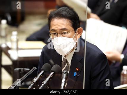Tokio, Japan. 24. Oktober 2022. Der japanische Premierminister Fumio Kishida beantwortet eine Frage auf der Sitzung des Haushaltsausschusses des Unterhauses am Montag, den 24. Oktober 2022, beim Nationaldiät in Tokio. Quelle: Yoshio Tsunoda/AFLO/Alamy Live News Stockfoto