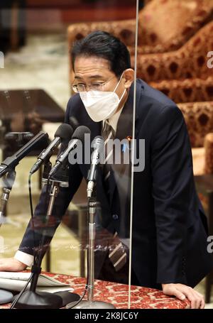 Tokio, Japan. 24. Oktober 2022. Der japanische Premierminister Fumio Kishida beantwortet eine Frage auf der Sitzung des Haushaltsausschusses des Unterhauses am Montag, den 24. Oktober 2022, beim Nationaldiät in Tokio. Quelle: Yoshio Tsunoda/AFLO/Alamy Live News Stockfoto