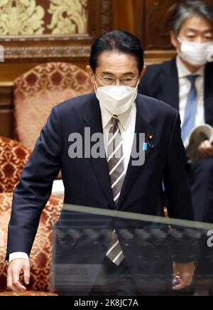 Tokio, Japan. 24. Oktober 2022. Der japanische Premierminister Fumio Kishida trifft am Montag, den 24. Oktober 2022, bei der Sitzung des Haushaltsausschusses des Unterhauses beim Nationaldiät in Tokio ein. Quelle: Yoshio Tsunoda/AFLO/Alamy Live News Stockfoto