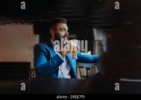 Junger, eleganter Mann mit Bart Stockfoto