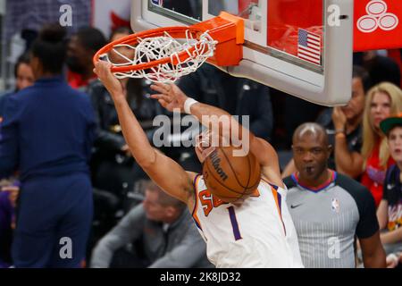 Los Angeles, Kalifornien, USA. 23. Oktober 2022. Der Wächter der Phoenix Suns, Devin Booker (1), wird während eines NBA-Basketballspiels zwischen den Los Angeles Clippers und den Phoenix Suns am Sonntag, 23. Oktober 2022 in Los Angeles untergehen. (Bild: © Ringo Chiu/ZUMA Press Wire) Bild: ZUMA Press, Inc./Alamy Live News Stockfoto