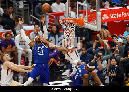 Los Angeles, Kalifornien, USA. 23. Oktober 2022. Los Angeles Clippers Stürmer Robert Covington (23)blockiert einen Schuss von Phoenix Suns Wache Devin Booker (1) während eines NBA-Basketballspiels zwischen den Los Angeles Clippers und den Phoenix Suns Sonntag, 23. Oktober 2022, in Los Angeles. (Bild: © Ringo Chiu/ZUMA Press Wire) Bild: ZUMA Press, Inc./Alamy Live News Stockfoto