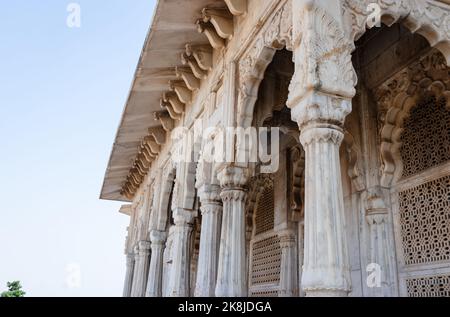 Isolierte vintage weißen Marmorsäulen künstlerischen Design aus flachen Winkel Bild ist in jaswant thada jodhpur rajasthan indien am 22 2022. Oktober aufgenommen. Stockfoto