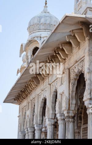 Isolierte vintage weißen Marmorsäulen künstlerischen Design aus flachen Winkel Bild ist in jaswant thada jodhpur rajasthan indien am 22 2022. Oktober aufgenommen. Stockfoto