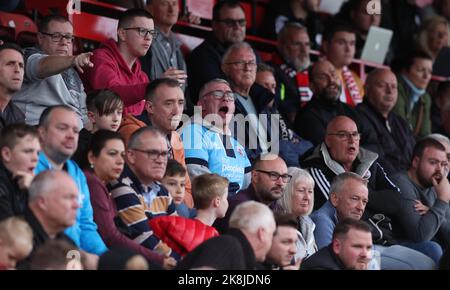 Fans feiern nach dem Sieg beim zweiten Spiel der EFL League zwischen Crawley Town und Mansfield Town im Broadfield Stadium in Crawley. 22. Oktober 2022 Stockfoto