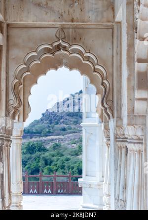 Isoliertes vintage weißen Marmor Wand künstlerischen Design aus flachen Winkel Bild ist in jaswant thada jodhpur rajasthan indien am 22 2022. Oktober aufgenommen. Stockfoto