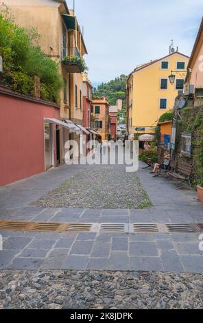 Die gepflasterte Straße der Via Roma, Portofino Norditalien. September 2022 Stockfoto