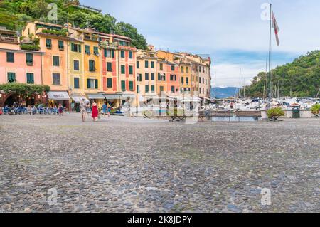 Die gepflasterte Piazza Martrir dell'Olivetta Portofino Norditalien. September 2022 Stockfoto