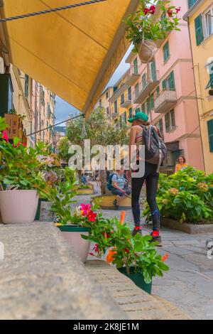 Wanderer macht sich den Weg entlang der schmalen Straße der Via Colombo, Riomaggiore Norditalien. September 2022 Stockfoto