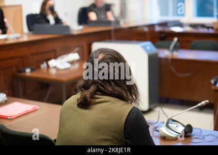 Hamburg, Deutschland. 24. Oktober 2022. Der Angeklagte sitzt in einem Gerichtssaal im Landgericht. Angeblich lockte der Mann seinen Nachbarn unter einem Vorwand auf einen Parkplatz und verletzte ihn schwer mit Messerstichen. Dem gingen lange nachbarschaftliche Auseinandersetzungen voraus. Das Urteil in der Verhandlung wird heute erwartet. Quelle: Daniel Reinhardt/dpa/Alamy Live News Stockfoto