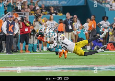 Sonntag, 23. Oktober 2022; Miami Gardens, FL USA; Der Miami Dolphins Wide Receiver Trent Sherfield (14) nimmt den Empfang und wird von Pittsburgh S angepackt Stockfoto