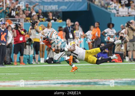 Sonntag, 23. Oktober 2022; Miami Gardens, FL USA; Der Miami Dolphins Wide Receiver Trent Sherfield (14) nimmt den Empfang und wird von Pittsburgh S angepackt Stockfoto