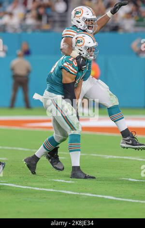 Sonntag, 23. Oktober 2022; Miami Gardens, FL USA; Miami Dolphins Defensive Tackle Christian Wilkins (94) und Linebacker Jaelan Phillips (15) feiern Stockfoto