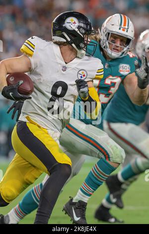 Sonntag, 23. Oktober 2022; Miami Gardens, FL USA; Pittsburgh Steelers Quarterback Kenny Pickett (8) läuft mit dem Ball während eines NFL-Spiels gegen den Stockfoto