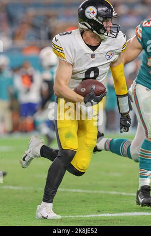 Sonntag, 23. Oktober 2022; Miami Gardens, FL USA; Pittsburgh Steelers Quarterback Kenny Pickett (8) läuft mit dem Ball während eines NFL-Spiels gegen den Stockfoto